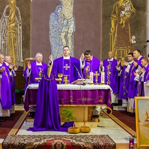 Vlč. Vučak predvodio misno slavlje na 22. obljetnicu smrti kardinala Kuharića u njegovom rodnom Pribiću
